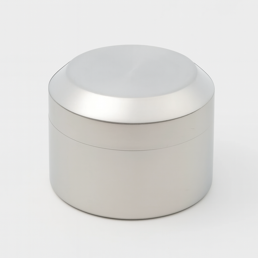 Stainless steel canister with double lid, minimalist Japanese design to preserve matcha and loose-leaf tea freshness | Lata de acero inoxidable con tapa doble para conservar té matcha y hojas de té frescas.